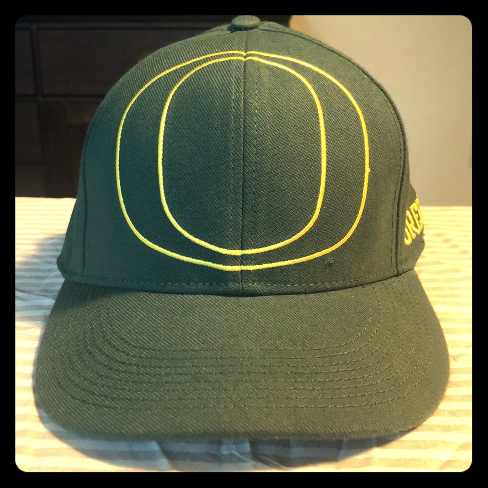 Nike Oregon Ducks stretch fit Med/Lrg like new